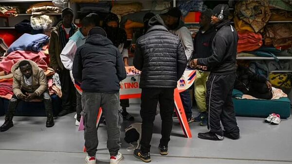 Teatro francés se enfrenta a la bancarrota tras abrir sus puertas a 250 inmigrantes africanos para un espectáculo gratuito