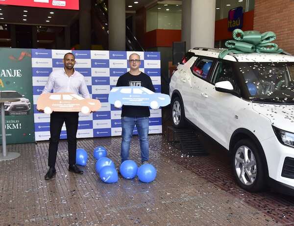 Multiplaza entregó dos camionetas a dos afortunados clientes - Empresariales - ABC Color