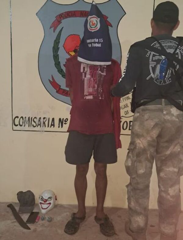 Adolescente robaba con machete en mano y una máscara de payaso
