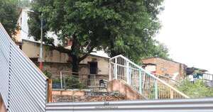 Diario HOY | Vecinos del mirador de Ita Pytã Punta se niegan a mudarse pese a peligro de derrumbe