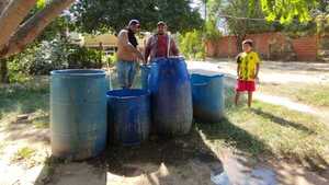 Pobladores de Carmelo Peralta sufren escasez de agua en plena ola de calor