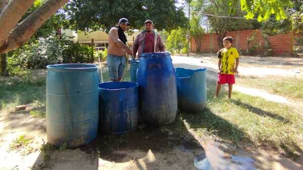 Pobladores de Carmelo Peralta sufren escasez de agua en plena ola de calor