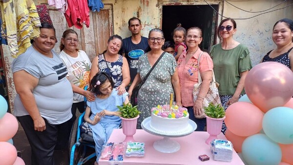 Celebran el cumpleaños de una joven con discapacidad en Capiatá