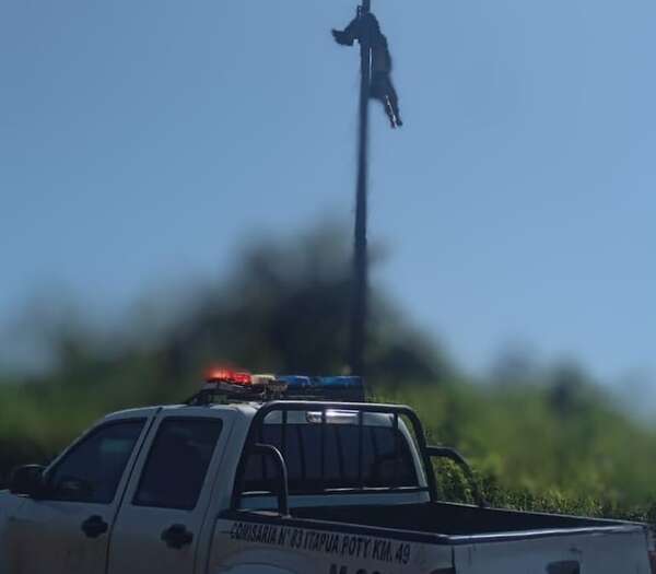 Rescataron a un hombre electrocutado que quedó en un poste de la ANDE en Edelira - Policiales - ABC Color