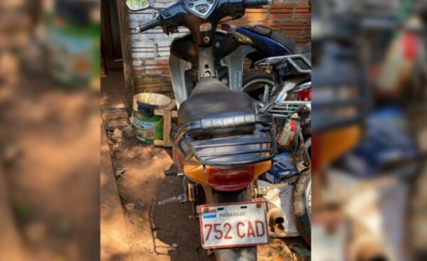 Abandonan motocicleta tras persecución