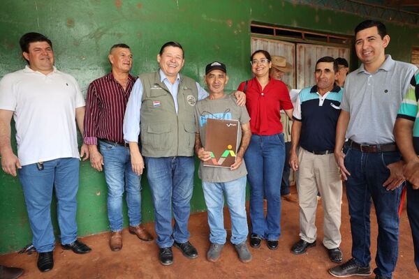El INDERT crea más familias felices en la colonia Cristóbal Espínola con nuevos títulos entregados