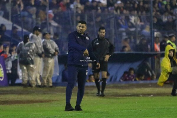 Versus / "Preocupado" por la pérdida de jugadores, pero firme con el proyecto