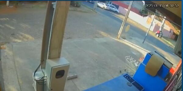 (Video) Delivery quedó shalái, pero defendió su mochila de un intento de asalto