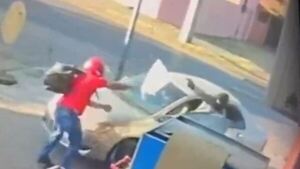 Empleado de supermercado peleó con un delincuente para evitar asalto