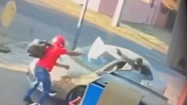 Empleado de supermercado peleó con un delincuente para evitar asalto