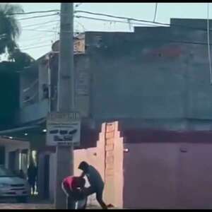 Vídeo: así repartidor se enfrentó a un delincuente con arma de fuego en San Lorenzo - Policiales - ABC Color