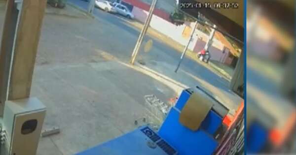 La Nación / Trabajador delivery enfrentó a asaltante y logró salvar su mochila con dinero