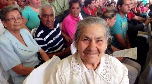 Comienza la entrega de tarjetas de débito para adultos mayores en todo el país - Noticiero Paraguay