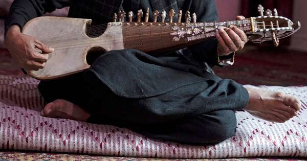 La Nación / El rubab, un patrimonio cultural reprimido por los talibanes