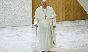 El papa Francisco sufre caída, pero sin fracturas
