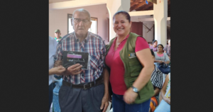 Adultos mayores empiezan a recibir sus tarjetas de débito - ADN Digital