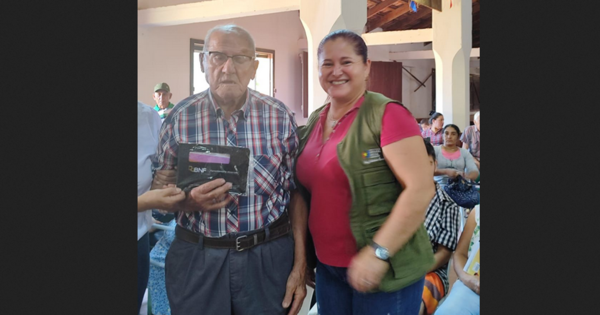 Adultos mayores empiezan a recibir sus tarjetas de débito - ADN Digital