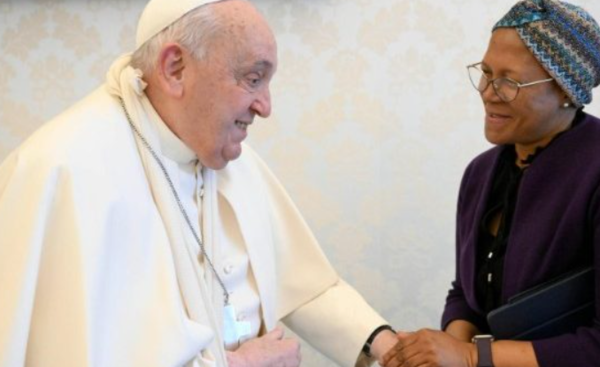 Papa Francisco se lesiona el brazo tras una caída en Santa Marta