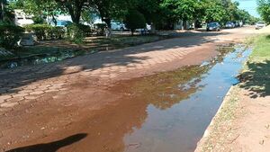 Caño roto de Essap inunda calle de la plaza Nanawa en Concepción