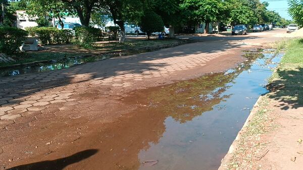 Caño roto de Essap inunda calle de la plaza Nanawa en Concepción