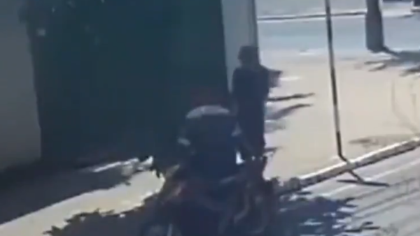 Motochorros roban entre forcejeos a una estudiante y luego son atrapados, incluido el reducidor