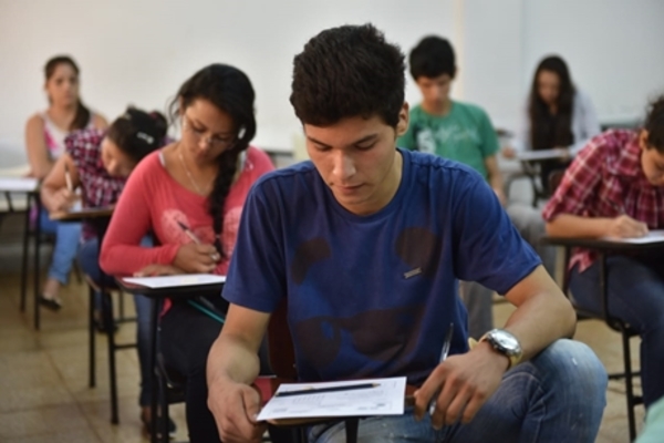 La Gobernación del Alto Paraná abre inscripción para 500 becas universitarias - La Clave