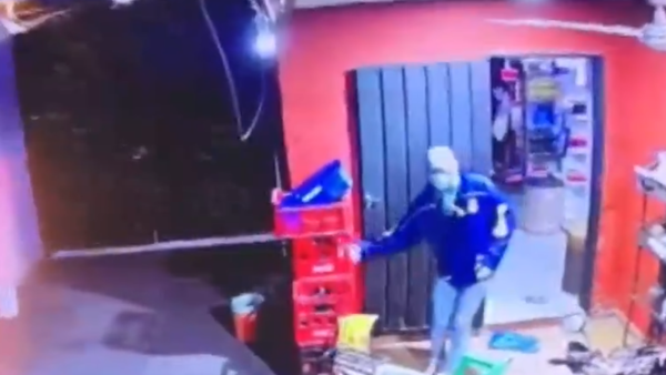 Video: Asaltantes toman de rehén a familia y se llevan sus ahorros, casi G. 100 millones