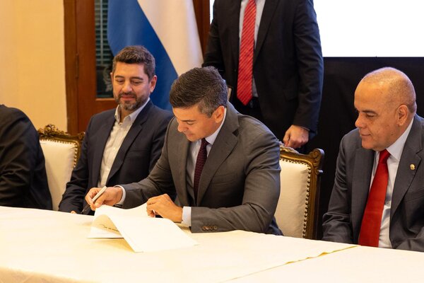 Peña promulga nueva ley para una función pública más eficiente y justa - .::Agencia IP::.