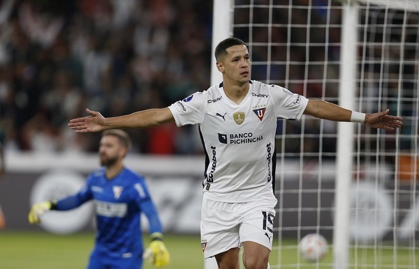 Ni Inglaterra ni Marruecos: la liga más cercana para Alex Arce