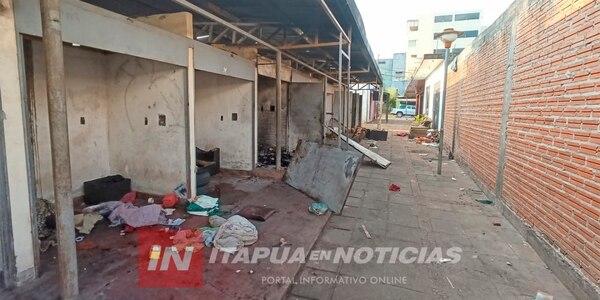 PRETENDEN BRINDAR SOLUCIÓN A LA LIMPIEZA EN LAS INMEDIACIONES A "LA PLACITA" - Itapúa Noticias