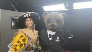 ¡Furor! Entrega flores vestido del oso “Teddy”