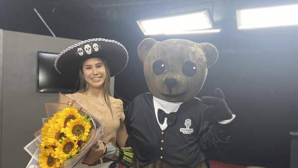 ¡Furor! Entrega flores vestido del oso “Teddy”