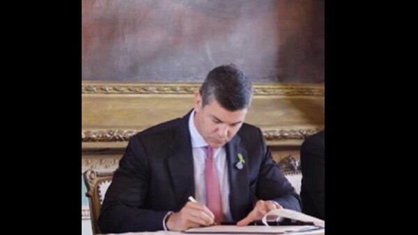 Peña promulga la Ley de la Carrera del Servicio Civil