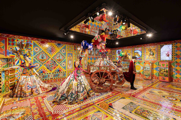 Exposición de Dolce&Gabbana conquista el corazón de los Campos Elíseos | Lifestyle | 5Días