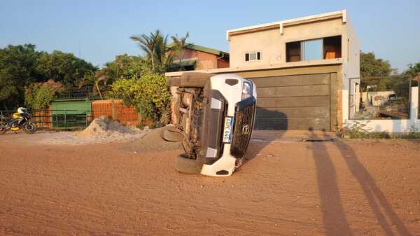 Camioneta vuelca tras maniobra evasiva en el barrio Inmaculada