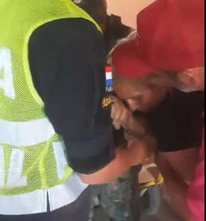 Video: cae en Nanawa mujer que robó una bebé y recuperan a la niña - Policiales - ABC Color