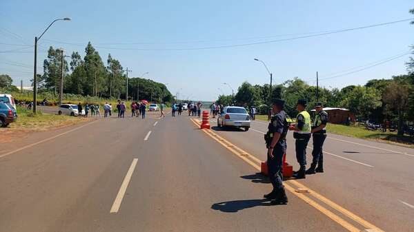 Productores cierran Ruta PY13 para exigir insumos - Nacionales - ABC Color