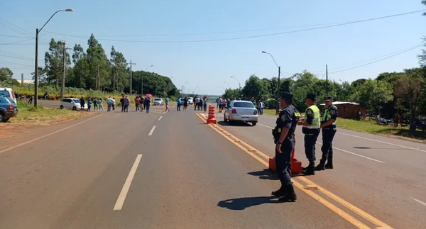 Productores cierran Ruta PY13 para exigir insumos en Yhú - Noticiero Paraguay