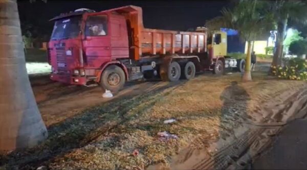 Perdió el control de su moto y una tumba lo aplastó
