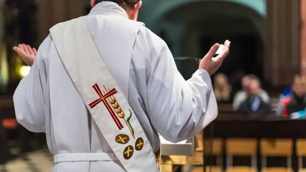 La Iglesia francesa pide que la Justicia investigue los abusos sexuales de un cura famoso