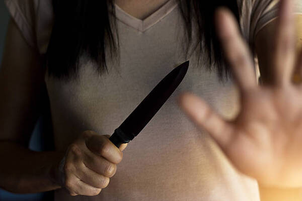 Una mujer apuñaló a su hijo y se encuentra prófuga