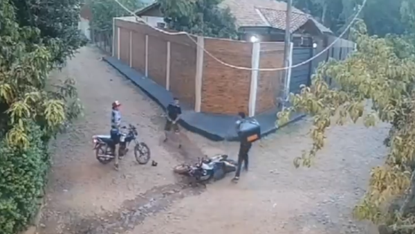 Video: A puñetazos, un delivery se defendió de asaltantes que lo interceptaron en Villa Elisa