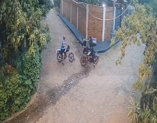 A puñetazos, joven delivery enfrenta a delincuentes en Villa Elisa - trece