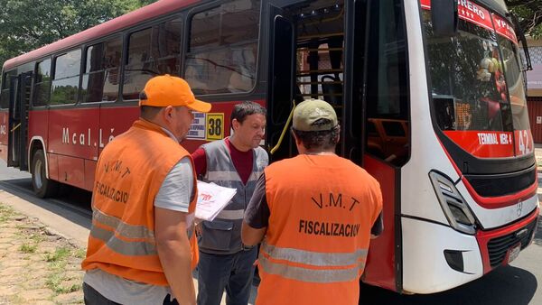 Calorazo y micros sin aire son el suplicio de los pasajeros