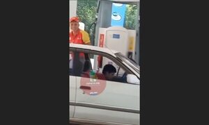 (Video) Mita’i se hace viral por llegar solito en un auto hasta una gasolinera ¿y sus padres?