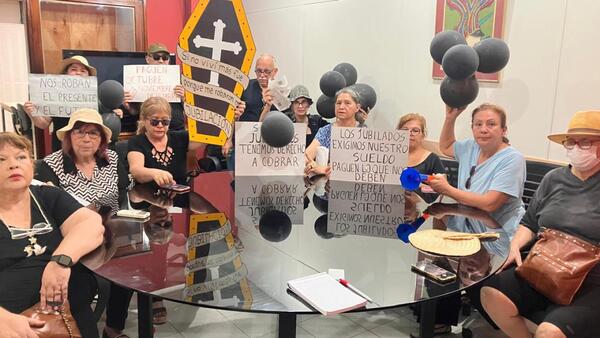 Jubilados municipales marchan en reclamo de sus haberes