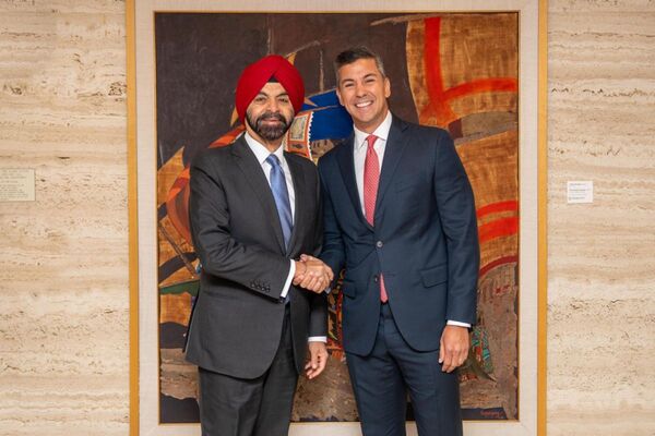 Pe帽a comienza su agenda en Washington reunido con el presidente del Banco Mundial