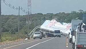 Retiro de un megacartel sobre la ruta Luque-San Bernardino genera larga fila de vehículos