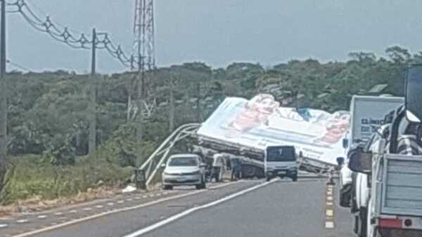 Retiro de un megacartel sobre la ruta Luque-San Bernardino genera larga fila de vehículos