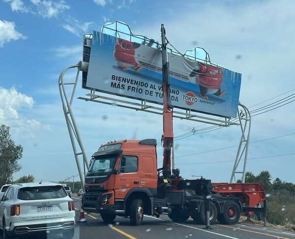Ruta Luque-“San Ber”: retiran carteles publicitarios en hora pico y generan caos vehicular - Nacionales - ABC Color